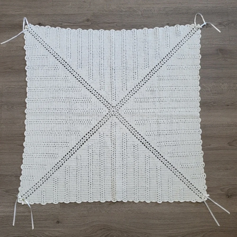 Handmade Crochet White Vintage Baby Receiving Blanket Scalloped Edge 32x32